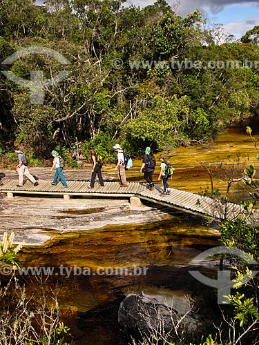  Subject: Tourists crossing the bridge over Preto River (Black River) / Place: Lima Duarte city - Minas Gerais state (MG) - Brazil / Date: 04/2009 