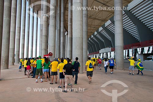  Subject: Fans queue to buy drinks at National Stadium of Brasilia Mane Garrincha (1974) before the game between Brazil x Japan - opening of Confederations Cup / Place: Brasilia city - Distrito Federal (Federal District) - Brazil / Date: 06/2013 