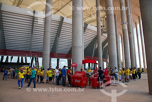  Subject: Fans queue to buy drinks at National Stadium of Brasilia Mane Garrincha (1974) before the game between Brazil x Japan - opening of Confederations Cup / Place: Brasilia city - Distrito Federal (Federal District) - Brazil / Date: 06/2013 