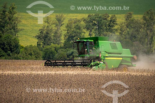  Subject: Mechanized harvesting of soybean at rural zone of the Palotina city / Place: Palotina city - Parana state (PR) - Brazil / Date: 01/2013 