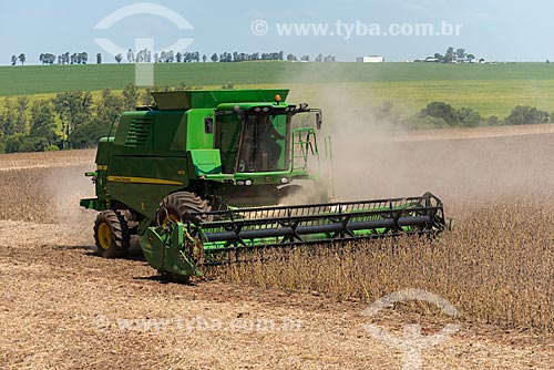  Subject: Mechanized harvesting of soybean at rural zone of the Palotina city / Place: Palotina city - Parana state (PR) - Brazil / Date: 01/2013 