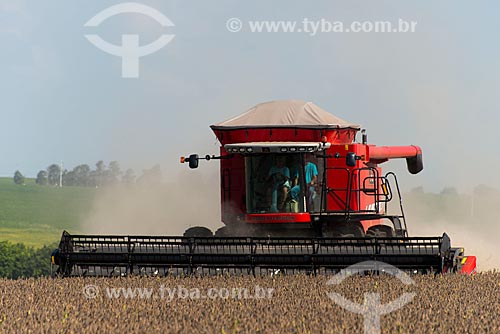  Subject: Mechanized harvesting of soybean at rural zone of the Palotina city / Place: Palotina city - Parana state (PR) - Brazil / Date: 01/2013 