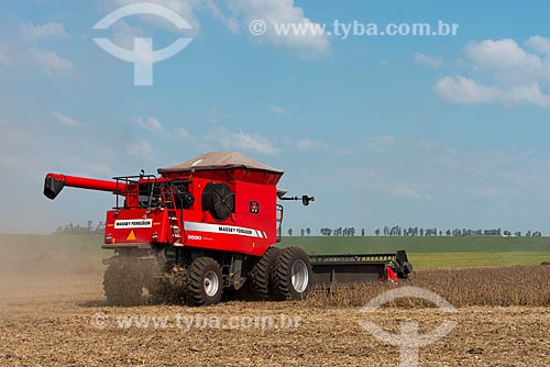  Subject: Mechanized harvesting of soybean at rural zone of the Palotina city / Place: Palotina city - Parana state (PR) - Brazil / Date: 01/2013 