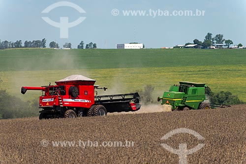  Subject: Mechanized harvesting of soybean at rural zone of the Palotina city / Place: Palotina city - Parana state (PR) - Brazil / Date: 01/2013 