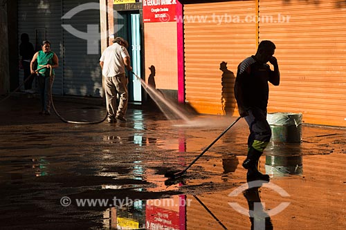  Subject: Man washing the sidewalk of the XV of November Square / Place: Ribeirao Preto city - Sao Paulo state (SP) - Brazil / Date: 05/2013 