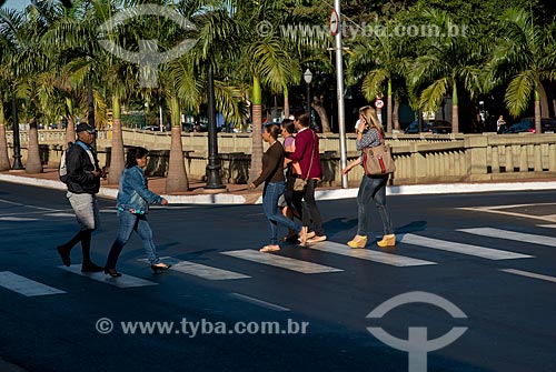  Subject: Pedestrians at Jeronimo Goncalves Avenue - after the reform that removed the centenary palm trees / Place: Ribeirao Preto city - Sao Paulo state (SP) - Brazil / Date: 05/2013 