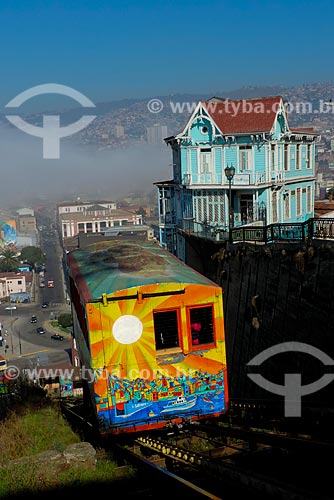  Subject: View of the Ascensor Artilleria (Artillery Elevator) - connects the Plaza Wheelwright Square to Paseo 21 de Mayo - at Cerro Artilleria (Artillery Hill) with Valparaiso city in the background and historic houses to the right / Place: Valpara 