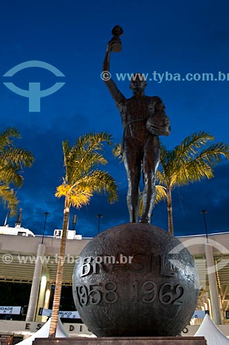  Subject: Statue of the Bellini at main entrance of Journalist Mario Filho Stadium (1950) / Place: Maracana neighborhood - Rio de Janeiro city - Rio de Janeiro state (RJ) - Brazil / Date: 06/2013 