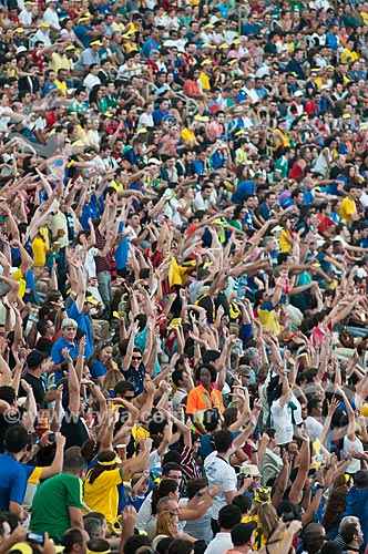  Subject: Fans making Mexican wave in the game between Italy x Mexico by Confederations Cups the JournalistMario Filho Stadium - also known as Maracana / Place: Maracana neighborhood - Rio de Janeiro city - Rio de Janeiro state (RJ) - Brazil / Date:  