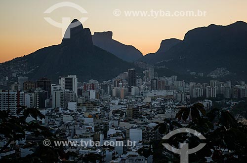  Subject: View of sunset at Morro Dois Irmaos (Two Brothers Mountain) and Rock of Gavea in the background from Cantagalo Hill / Place: Ipanema neighborhood - Rio de Janeiro city - Rio de Janeiro state (RJ) - Brazil / Date: 09/2013 