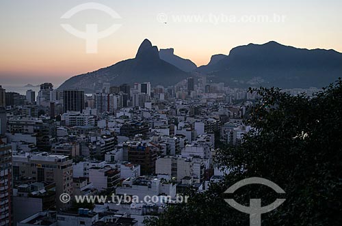  Subject: View of sunset at Morro Dois Irmaos (Two Brothers Mountain) and Rock of Gavea in the background from Cantagalo Hill / Place: Ipanema neighborhood - Rio de Janeiro city - Rio de Janeiro state (RJ) - Brazil / Date: 09/2013 