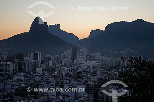  Subject: View of sunset at Morro Dois Irmaos (Two Brothers Mountain) and Rock of Gavea in the background from Cantagalo Hill / Place: Ipanema neighborhood - Rio de Janeiro city - Rio de Janeiro state (RJ) - Brazil / Date: 09/2013 