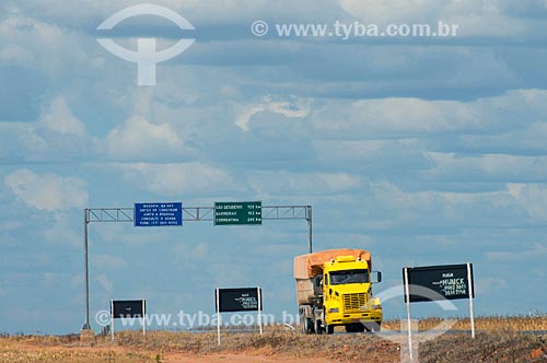  Subject: Truck on BA-462 near the Roda Velha district / Place: Sao Desiderio - Bahia state (BA) - Brazil / Date: 07/2013 