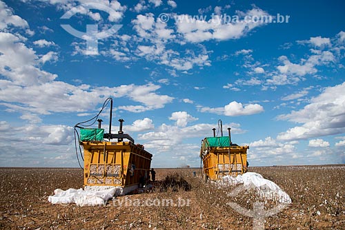  Subject: Mechanical presses at cotton plantation at rural zone district of Roda Velha / Place: Sao Desiderio - Bahia state (BA) - Brazil / Date: 07/2013 