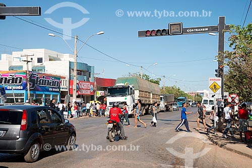  Subject: Traffic on Cleriston Andrade Avenue - name given to the BR-242 in the city center / Place: Barreiras city - Bahia state (BA) - Brazil / Date: 07/2013 