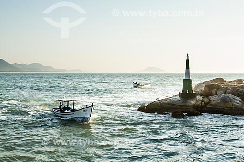  Subject: Fishing boat entering the Barra da Lagoa channel / Place: Florianopolis city - Santa Catarina state (SC) - Brazil / Date: 08/2013 