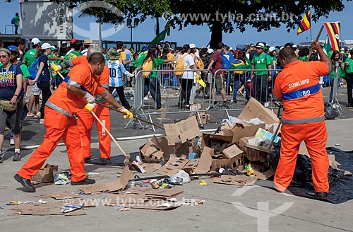  Subject: Refuse collectors sweeping waterfront during World Youth Day (WYD) / Place: Copacabana neighborhood - Rio de Janeiro city - Rio de Janeiro state (RJ) - Brazil / Date: 07/2013 