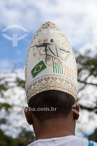  Subject: Pilgrim with replica of Mitre - hat worn by the pope during celebrations - commemorating the World Youth Day (WYD) / Place: Gloria neighborhood - Rio de Janeiro city - Rio de Janeiro state (RJ) - Brazil / Date: 07/2013 