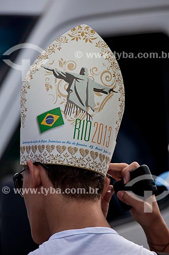  Subject: Pilgrim with replica of Mitre - hat worn by the pope during celebrations - commemorating the World Youth Day (WYD) / Place: Gloria neighborhood - Rio de Janeiro city - Rio de Janeiro state (RJ) - Brazil / Date: 07/2013 