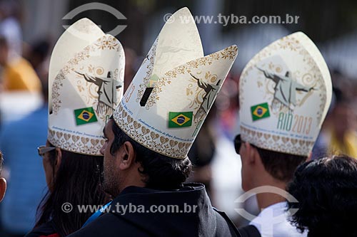  Subject: Pilgrims with replica of Mitre - hat worn by the pope during celebrations - commemorating the World Youth Day (WYD) / Place: Gloria neighborhood - Rio de Janeiro city - Rio de Janeiro state (RJ) - Brazil / Date: 07/2013 