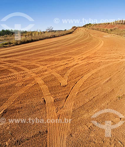 Subject: Tire marks on the road between Araxa to Tapira / Place: Araxa city - Minas Gerais state (MG) - Brazil / Date: 07/2013 