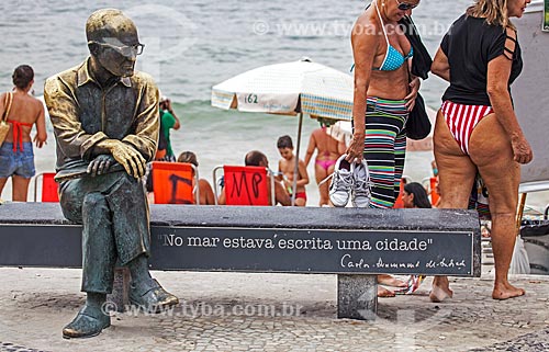  Subject: Statue of poet Carlos Drummond de Andrade on Post 6 / Place: Copacabana neighborhood - Rio de Janeiro city - Rio de Janeiro (RJ) - Brazil / Date: 09/2013 