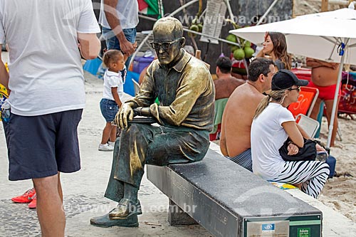  Subject: Statue of poet Carlos Drummond de Andrade on Post 6 / Place: Copacabana neighborhood - Rio de Janeiro city - Rio de Janeiro (RJ) - Brazil / Date: 09/2013 