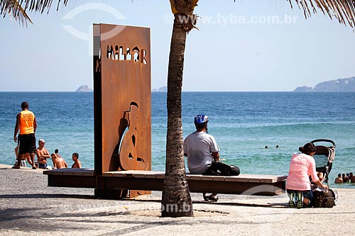  Subject: Man sitting on monument to Millor Fernandes at Largo of the Millor / Place: Ipanema neighborhood - Rio de Janeiro city - Rio de Janeiro (RJ) - Brazil / Date: 09/2013 