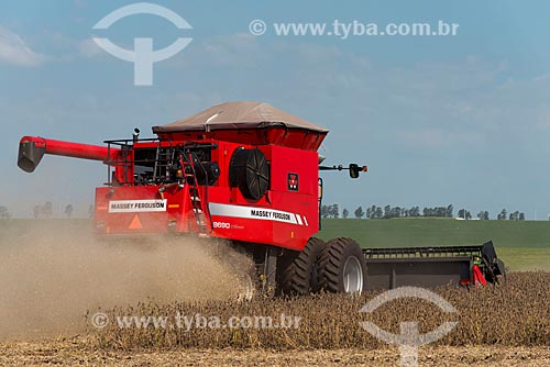  Subject: Mechanical harvesting of soybean in the rural zone of Palotina city / Place: Palotina city - Parana state (PR) - Brazil / Date: 01/2013 