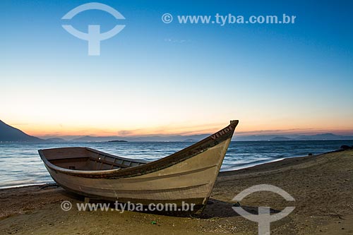  Subject: Boat at Ribeirao da Ilha Beach at dusk / Place: Florianopolis city - Santa Catarina state (SC) - Brazil / Date: 08/2013 
