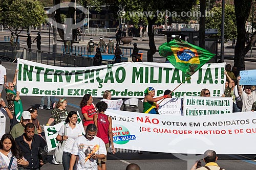  Favorable manifestation to return of military to the power during the parade to celebrate the Seven of September at Presidente Vargas Avenue - militant Denia Passos (with the flag of Brazil) of the movement Military Intervention Now!  - Rio de Janeiro city - Rio de Janeiro state (RJ) - Brazil
