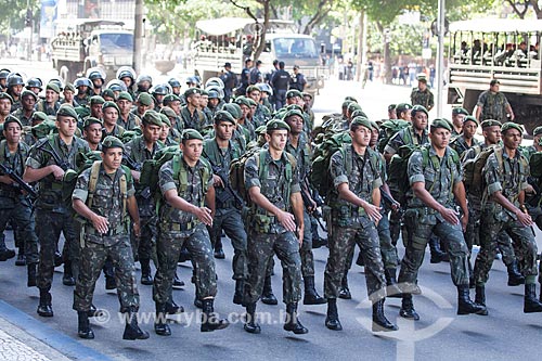  Subject: Soldiers of army during the parade to celebrate the Seven of September at Presidente Vargas Avenue / Place: City center neighborhood - Rio de Janeiro city - Rio de Janeiro state (RJ) - Brazil / Date: 09/2013 