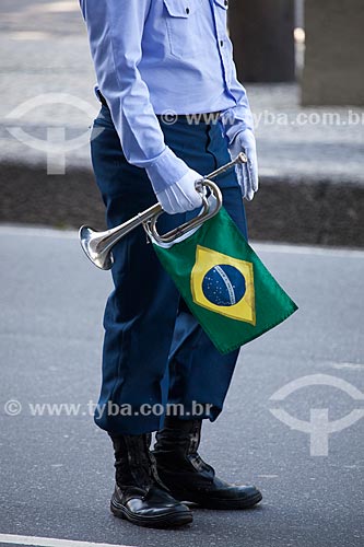  Subject: Detail of soldier of aeronautics holding bugle with a Brazilian flag during the parade to celebrate the Seven of September at Presidente Vargas Avenue / Place: City center neighborhood - Rio de Janeiro city - Rio de Janeiro state (RJ) - Bra 