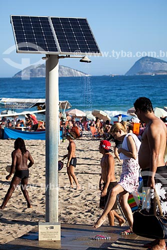  Subject: Bather in solar powered shower at Ipanema Beach - Post 9 / Place: Ipanema neighborhood - Rio de Janeiro city - Rio de Janeiro state (RJ) - Brazil / Date: 09/2013 