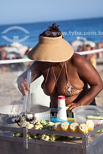  Subject: Selling of boiled corn at Ipanema Beach - Post 9 / Place: Ipanema neighborhood - Rio de Janeiro city - Rio de Janeiro state (RJ) - Brazil / Date: 09/2013 