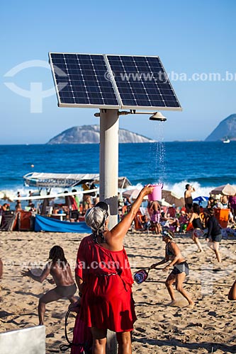  Subject: Bather in solar powered shower at Ipanema Beach - Post 9 / Place: Ipanema neighborhood - Rio de Janeiro city - Rio de Janeiro state (RJ) - Brazil / Date: 09/2013 