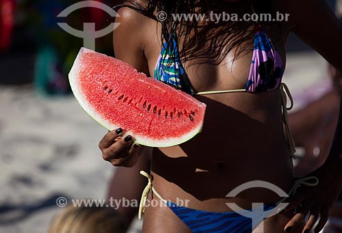  Subject: Woman with watermelon slice at Ipanema Beach - Post 9 / Place: Ipanema neighborhood - Rio de Janeiro city - Rio de Janeiro state (RJ) - Brazil / Date: 09/2013 