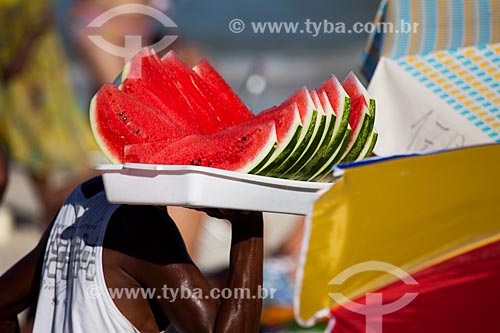  Subject: Selling of watermelon slice at Ipanema Beach - Post 9 / Place: Ipanema neighborhood - Rio de Janeiro city - Rio de Janeiro state (RJ) - Brazil / Date: 09/2013 