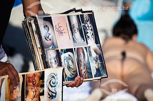  Subject: Tattoo artist offering henna tattoos at Ipanema Beach - Post 9 / Place: Ipanema neighborhood - Rio de Janeiro city - Rio de Janeiro state (RJ) - Brazil / Date: 09/2013 