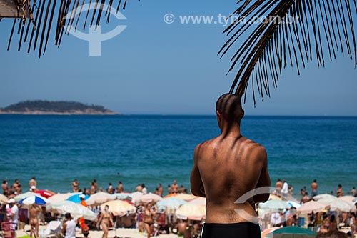  Subject: Man observing Ipanema Beach / Place: Ipanema neighborhood - Rio de Janeiro city - Rio de Janeiro state (RJ) - Brazil / Date: 09/2013 