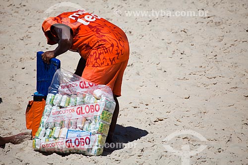  Subject: Vendor of Mate tea and tapioca flour biscuit Globo at Arpoador Beach - considered Cultural and Intangible Heritage of the city / Place: Ipanema neighborhood - Rio de Janeiro city - Rio de Janeiro state (RJ) - Brazil / Date: 09/2013 