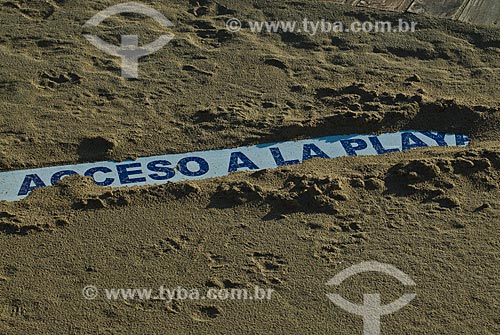  Subject: Sign in the sand stating access to beach / Place: Punta Del Este city - Maldonado Department - Uruguay - South America / Date: 09/2013 