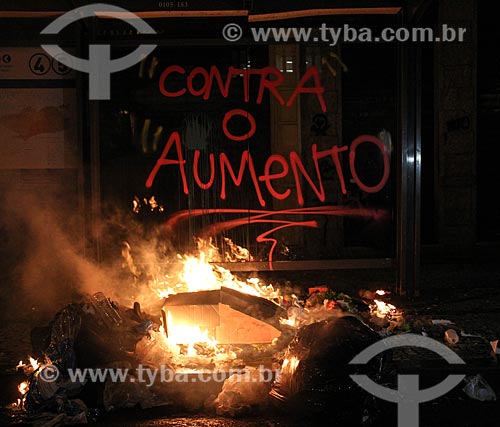  Subject: Bus stop on fire during the Manifestation known as Free Pass Movement which brought together 100 000 people between Candelaria and Cinelandia / Place: City center neighborhood - Rio de Janeiro city - Rio de Janeiro state (RJ) - Brazil / Dat 