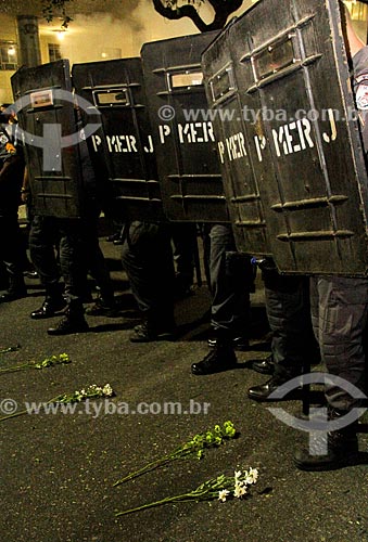  Subject: Protesters of Movement Free Pass throw flowers to security forces during demonstration / Place: City center neighborhood - Rio de Janeiro city - Rio de Janeiro state (RJ) - Brazil / Date: 06/2013 