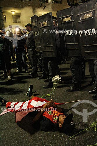  Subject: Protesters of Movement Free Pass throw flowers to security forces during demonstration / Place: City center neighborhood - Rio de Janeiro city - Rio de Janeiro state (RJ) - Brazil / Date: 06/2013 