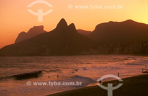  Subject: Sunset - Ipanema Beach - with Morro Dois Irmaos (Two Brothers Mountain) and Rock of Gavea in the background / Place: Ipanema neighborhood - Rio de Janeiro city - Rio de Janeiro state (RJ) - Brazil / Date: 08/2008 