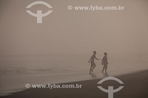  Subject: Youths - Barra da Tijuca Beach - during winter sea air / Place: Barra da Tijuca neighborhood - Rio de Janeiro city - Rio de Janeiro state (RJ) - Brazil / Date: 07/2013 