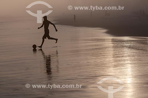 Subject: Youth playing soccer - Barra da Tijuca Beach - during winter sea air / Place: Barra da Tijuca neighborhood - Rio de Janeiro city - Rio de Janeiro state (RJ) - Brazil / Date: 07/2013 