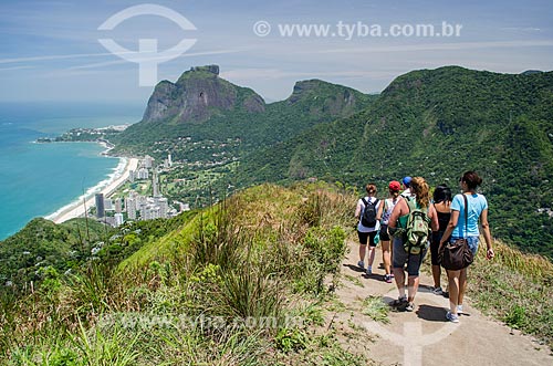  Subject: People in track - Morro Dois Irmaos (Two Brothers Mountain) with Sao Conrado neighborhood in the background / Place: Rio de Janeiro city - Rio de Janeiro state (RJ) - Brazil / Date: 11/2013 