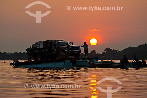  Subject: Ferry crossing the Cuiabá River during sunset / Place: Mato Grosso state (MT) - Brazil / Date: 10/2012 